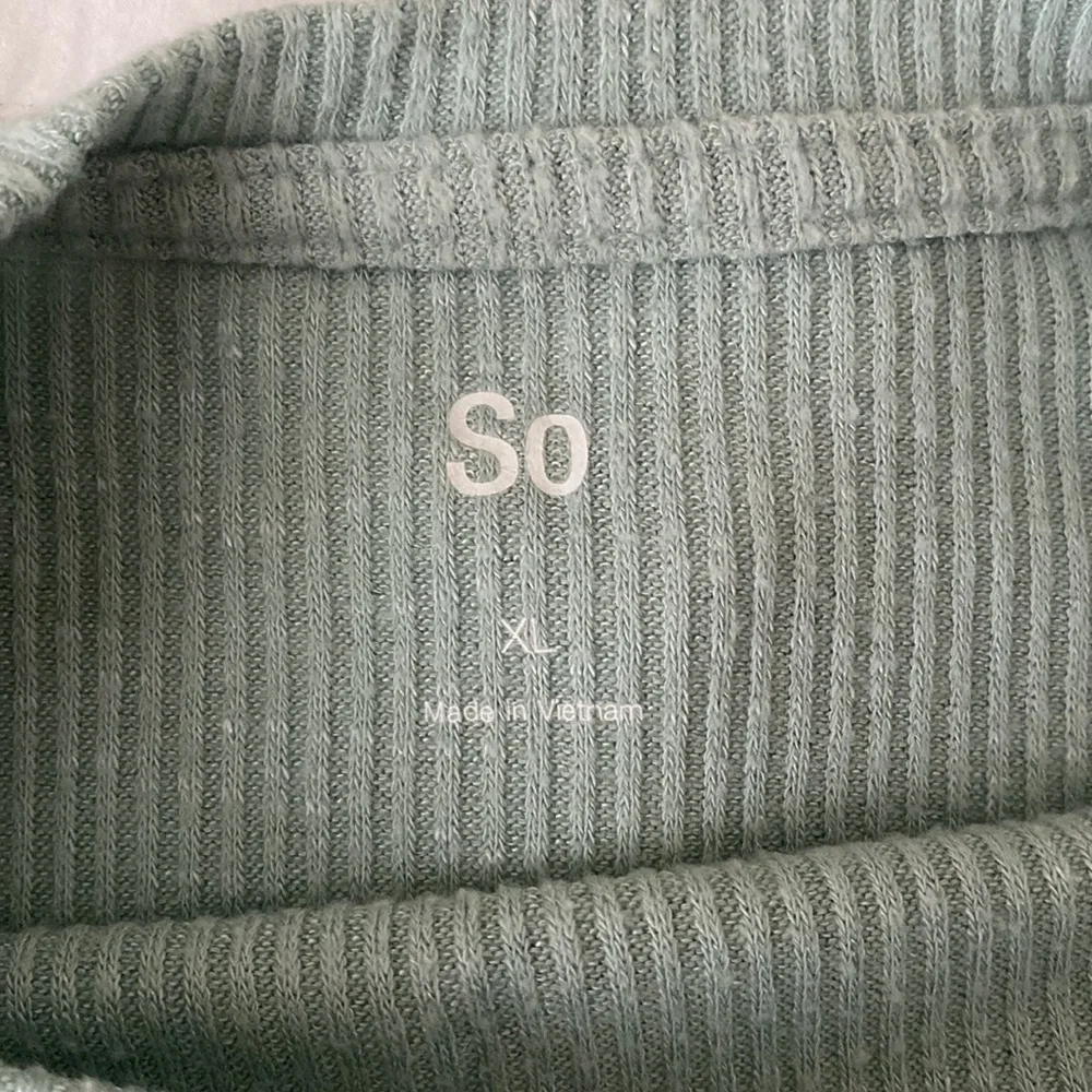 teal woman’s shirt - Picture 2 of 3